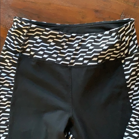 High Waisted Cropped Leggings - Picture 5 of 5